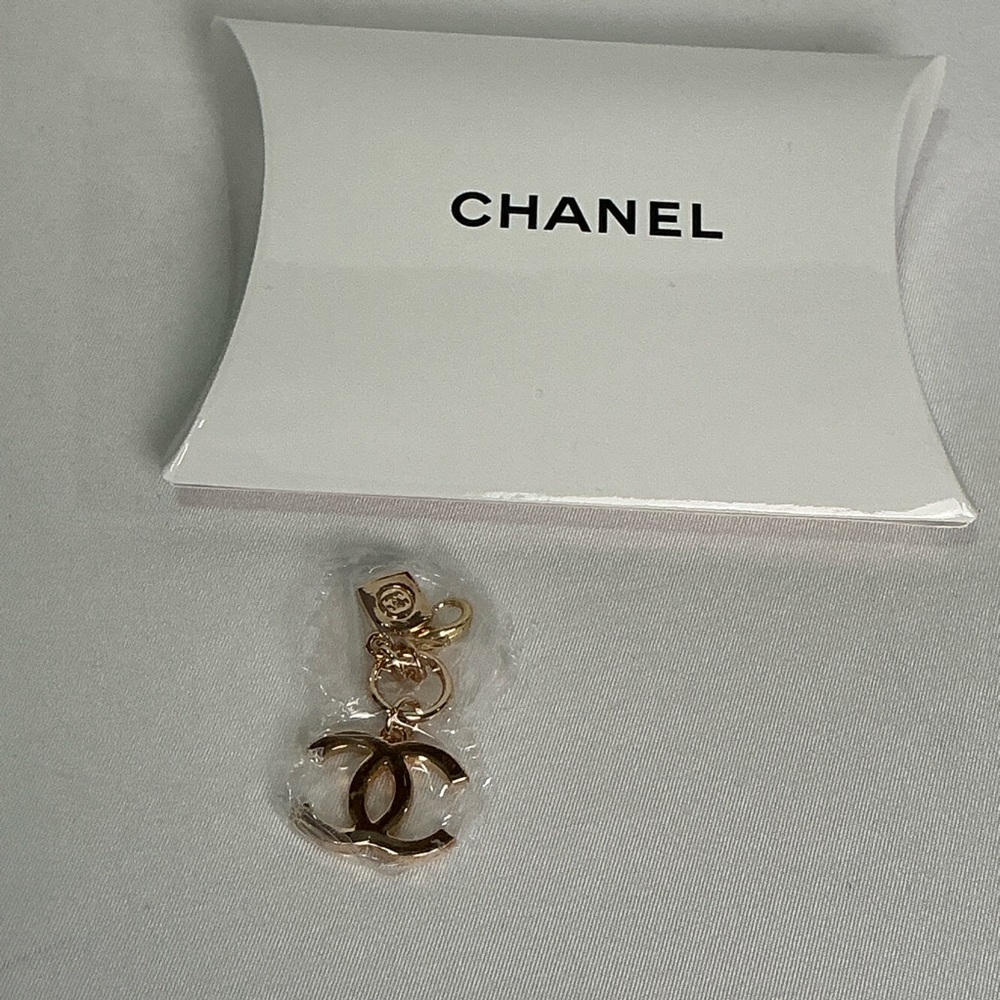 Chanel Holiday Charms Gold CC Snowflake - Picture 4 of 6